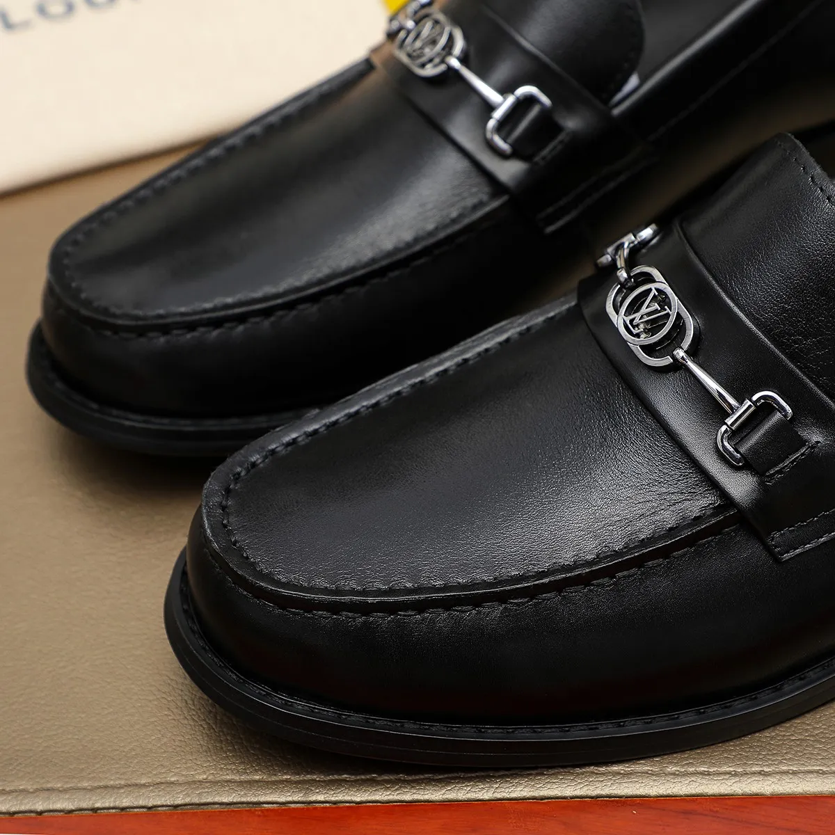 Men's shoes 460 💰 Louis Vuitton LV ® 🆕 model 🔛 full shoe counter, first layer cowhide, 🐂leather lining casual shoes for men, super soft outsole, a must-have for driving. Synchronized with the counter, original first layer cowhide, completely 1:1 mold customization 🌹 top version, color optional! Number: 38-44 (45.46 customized)